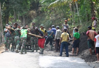 Satgas TMMD dan Masyarakat bekerja sama sukseskan TMMD Reg. 109
