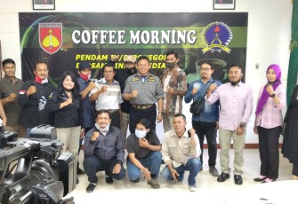 Letkol Kav Susanto, S.I.P., M.A.P. foto bersama awak media masa di Aula Pendam IV Diponegioro, Selasa 29/9/2020