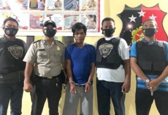 Tersangka (tengah) saat diamankan