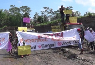  Ratusan Warga Desa Margo Urip Kecamatan Ngancar Kabupaten Kediri Menggelar Aksi damai Tolak Kegiatan Tambang Pasir Liar