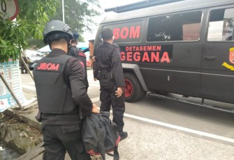 Tim Jibom Gegana Polda Bengkulu Amankan Temuan Besi Yang Diduga Bahan Peledak