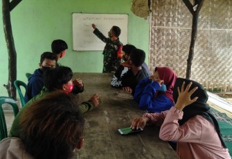 Anggota Babinsa Koramil Jatiluhur Peltu Geger Yudianto. Beri Pembekalan Wawasan Kebangsaan Kepada Siswa Siswi (Foto: iik/klikwarta)