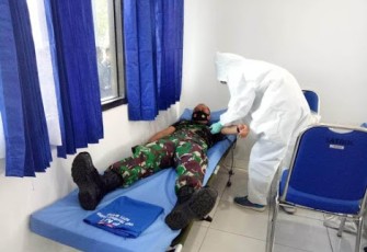 Dandim 1310/Bitung Letkol INF Benny Lesmana SE saat ikut donor darah