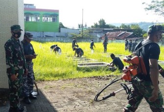 Personil TNI yang berada di wilayah kota Bitung bersihkan taman makam pahlawan (TMP)