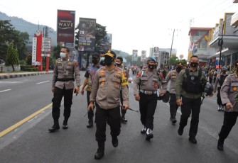 Kapolda Jateng memantau demontrasi di depan Grand Artoz Magelang. Jum'at, 9/10/2020