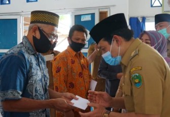 Plt Walikota Bengkulu Dedy Wahyudi Saat Membagikan Bantuan Opersional Kepada RT RW Linmas dan Tokoh Adat di Kelurahan Sumber jaya Kecamatan Kampung Melayu Kota Bengkulu 