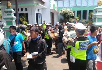 Aksi simpatik Polres Batang dalam mengamankan aksi demo. Senin 12/10/2020