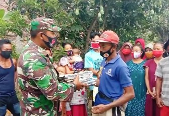 anggota Satgas TMMD Reguler ke-109 Kodim 0713/Brebes yaitu dengan membawakan surat kabar dari berbagai media untuk dibaca warga di lokasi sasaran TMMD. Senin, 12/10/2020