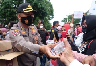 Kabidhumas Polda Jawa Tengah Kombes Pol Iskandar Fitriana Sutisna membagikan air mineral kepada pendemo di depan Gedung DPRD Jateng. Senin 12/10/2020