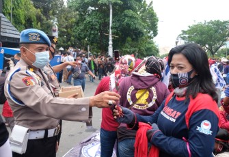 Kapolda Jawa Tengah Irjen. Pol. Drs. Ahmad Luthfi  memantau langsung unjuk rasa tolak UU Cipta Kerja yang  terjadi di Kota Magelang. 