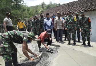 Kasad Mayjen TNI Mulyo Aji, M.A. meninjau pelaksanaan TNI Manunggal Membangun Desa (TMMD) Reguler 109 Kodim 0708/Purworejo yang di Desa Sedayu, Kecamatan Loano, Kabupaten Purworejo. Selasa (13/10/2020)