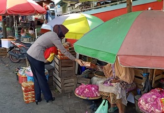 Alumni SIP angkatan 47 Resimen Wira Satria Wicaksana Polda Jateng, Pusdik Binmas dan Akpol juga memberi nasi kotak kepada penjual bunga di Boyolali, Selasa 13/10/2020