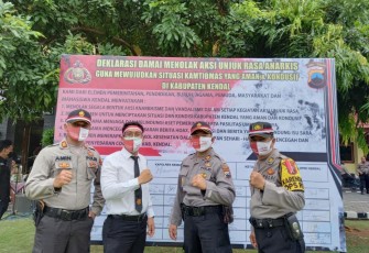 Deklarasi damai menolak dan mengecam aksi unjuk rasa itu yang digelar di halaman Polres Kendal ini diikuti berbagai ormas, Senin (19/10/2020).