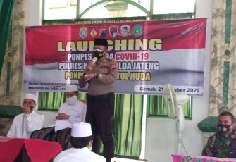 Kapolsek Gemuh saat berpidato di depan para pengurus dan santri Ponpes Wasilatulhuda. Rabu, 21/10/2020