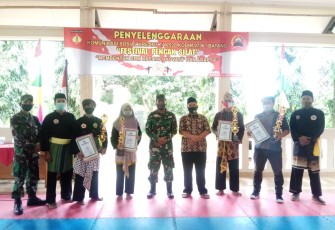     Mayor Kav. Haryono, Pasiter Kapten Inf. Winarno, Juri dan para juara festival seni pencak silat foto bersama di gedung pramuka Kauman , Kecamatan Batang. Jumat (23/10/20)  