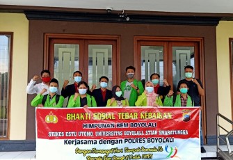 Perwakilan BEM foto bersama dengan masyarakat penerima bantuan di Boyolali. Rabu, 28/10/2020