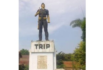 Tentara Bersama Warga Bersihkan Monumen Perjuangan MASTRIP Jelang HUT TNI ke 75 