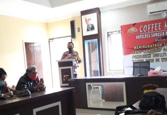 Kapolres Samosir AKBP M. Saleh memberi kata sambutan dalam acara Coffee Morning bersama insan pers
