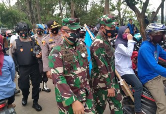 Danrem 063/SGJ Kolonel Inf Elkines Villando Dewangga Kusumawide. Didampingi Dandim 0619/Pwk Letkol Arm Krisrantau Hermawan mendatangi kerumunan massa pendemo. (Foto: klikwarta.com)