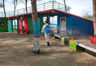 Sat Brimob Polda Bengkulu Kembali Semprot Disinfektan di Taman Wisata Pantai Berkas