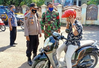 Kapolsek Gemuh AKP Abdullah Umar, SH. dan anggota Koramil saat melaksanakan operasi yustisi di depan SPBU Taman Gede Gemuh, Selasa 03/10/2020.