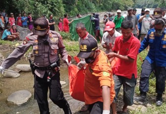 Polsek Mrebet dan Koramil 10/Mrebet SAR Purbalingga dan Puskesmas mengevakuasi korban tenggelam di Sungai Klawing yang masuk di wilayah RT 02/RW 03 Desa Onje Kecamatan Mrebet Kabupaten Purbalingga, (11/11/2020). 