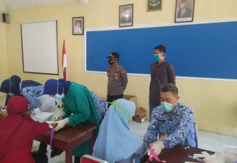 Kapolsek Limbangan AKP Asri, SH. mendampingi petugas KPPS dan Linmas melakukan Rapid Test yang  bertempat di aula Kecamatan Limbangan.  Kamis, 12/11/2020 