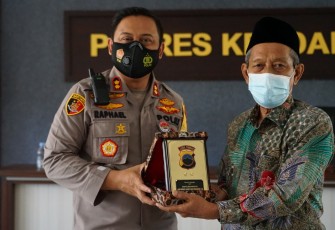 Ketua FKUB Kabupaten Kendal KH.Ubaidilah menerima cedera mata dari Kapolres Kendal AKBP Raphael Sandy Cahya Priambodo, S.I.K. di aula Polres Kendal. Kamis, 12/11/2020