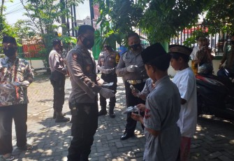 Anggota Polsek Cepiring membagikan masker kepada Jamaah di halaman Masjid Baitussalam Cepiring. Jum'at, 13/11/2020.