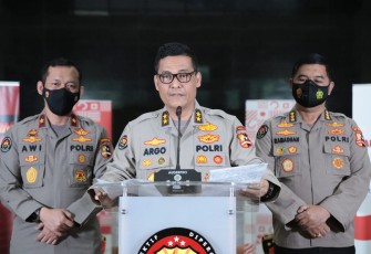 Kapolri Jenderal Idham Azis saat menyampaikan keterangan di de}an media. Senin (16/11).