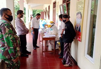 63 warga di Desa Karanggambas, Kecamatan Padamara, Kabupaten Purbalingga harus menjalani Tes Swab di Aula Balai Desa, (18/11/2020)
