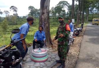 Bintara Pembina Desa (Babinsa) Koramil 09/Blado Jajaran Kodim 0736/Batang mengimbau pengunjung tempat  Argo Wisata Pagilaran di Kecamatan Blado, Kabupaten Batang  untuk mematuhi protokol,Rabu (18/11/20).