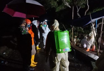 Kaposramil Padamara Peltu M Yamroni dan Babinsa Serka Totok Rusmiyanto menghadiri pemakaman St (69) warga Desa Gemuruh RT 02 RW 05 di TPU Desa Gemuruh, Kecamatan Padamara, Kabupaten Purbalingga, Rabu, (17/11/2020).  