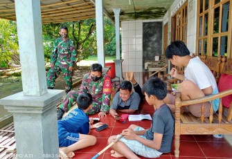 Babinsa Koramil 07/Kejobong Serda Indarto,  dalam kegiatan pembinaan wilayah juga melakukan pemantauan pembelajaran daring yang dilakukan anak-anak di desa binaannya, tepatnya di Desa Pangadegan Rt 02/Rw 04, Kecamatan Pangadegan, Kabupaten Purbalingga, (19/11/2020).