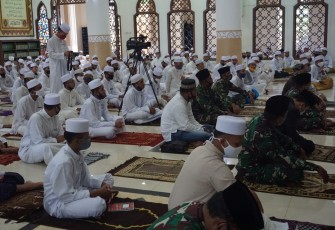 Dandim 0736/Batang Letkol Arh Yan Eka Putra berkunjung ke pondok pesantren dalam rangka safari sholat jum'at  dan silaturrahmi untuk menjalin sinergitas di Pondok Pesantren Modern Tazakka Desa Bandar, Kecamatan Bandar, Kabupaten Batang. Jum'at ( 20/11/20 )