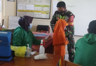 Babinsa) Koramil 08/Bobotsari, Kodim 0702/Purbalingga Serda Sutanto turut mengikuti pendampingan program Bulan Imunisasi Anak Sekolah (BIAS) di MI Maarif NU Limbasari, (22/11/2020).   