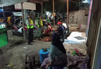 Kapolsek Kangkung Iptu Untoro.B dibantu anggota koramil Cepiring didaerah  pemukiman padat penduduk Desa Kangkung dan Desa Laban pada Minggu malam  22/11/2020.