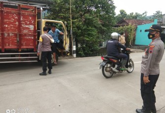 Polsek Singorojo melaksanakan Operasi Yustisi bertempat di jalan raya Singorojo depan Masjid Baitussalam Singorojo pada Hari Senin 23/11/2020.