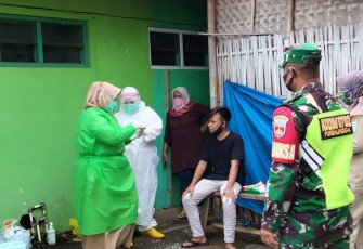 Satgas covid melakukan test swab ke rumah rumah warga. 23/11/2020.