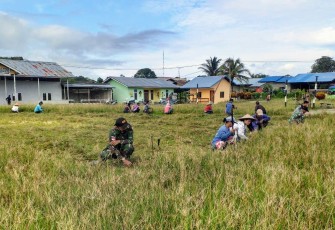 Prajurit Satgas Pamtas RI-Malaysia Yonif 407/PK Pos Langau II melaksanakan kegiatan Karya bakti membersihkan lapangan bola bersama Masyarakat di Desa Sungai Antu, Kecamatan Puring Kencana, Kabupaten Kapuas Hulu, Kalimantan Barat. Selasa (24/11/2020)