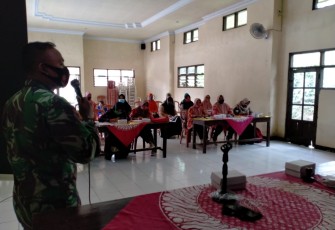 Babinsa Koramil 04/Kutasari Sertu Pandi P.D. melaksanakan pendampingan kegiatan sosialisasi Program Indonesia Sehat Pendekatan Keluarga (PIS-PK) oleh Puskesmas Kutasari di Balai Desa Candiwulan, Kecamatan Kutasari, Kabupaten Purbalingga, Selasa, (24/11/2020).