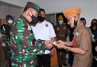 Kasdam IV/Diponegoro Brigjen TNI Widi Prasetijono mewakili Pangdam IV/Diponegoro Mayjen TNI Bakti Agus Fadjari,S.I.P., M.Si. menyerahkan kunci rumah kepada Kapten Cpm Purn Sanjoto anggota Veteran perang kemerdekaan melalui Program bedah rumah yang didanai CSR REI Jawa Tengah dan Detasemen Polisi Militer IV/5 Semarang) di Jalan Belimbing Raya No 34 Kelurahan Peterongan Semarang Selatan, Rabu (25/11/2020)