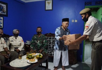 Kodim 0702/Purbalingga dengan dipimpin oleh Perwira Seksi Personel Kapten Inf Sarimin  bhakti sosial anjangsana dan memberikan bantuan sembako kepada salah 1 sesepuh mantan anggota PNS Kodim 0702/Purbalingga  yaitu Suwondo(75).Rabu, (25/11/2020).