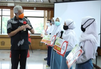 Gubernur Jawa Tengah, Ganjar Pranowo dalam peringatan Hari Guru Nasional di Gedung A lantai 2 kompleks kantor Gubernur Jateng, Rabu (25/11).