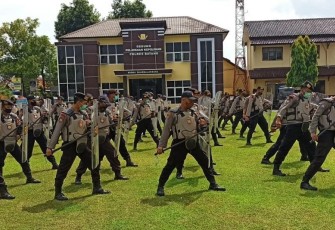 Puluhan personel Polres Batang Polda Jawa Tengah yang akan membantu pengamanan Pemilihan Kepala Daerah (Pilkada) serentak tahun 2020 di Kabupaten Kendal dan Pekalongan melaksanakan latihan pengendalian massa di Mapolres Batang, Kamis (26/11/2020).