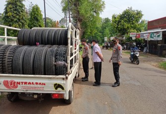 Polsek Singorojo operasi Yustisi  di Jalan Raya Brayu Desa Kertosari Kecamatan Singorojo. Jum'at 26/11/2020.