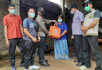 Forkompimcam melakukan baksos untuk keluarga yang sedang melakukan isolasi mandiri di desa Trayu dan Kertosari. Jum'at, 27/11/2028
