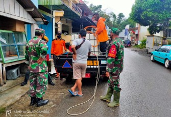 Koramil 11/Kaliwiro bersama BPBD Kabupaten melaksanakan penyemprotan desinfektan sebagai upaya memutus matarantai penyebaran covid-19.  Adapun sasaran penyemprotan kompeks Koramil, Polsek, Kantor Kecamatan, Pasar Hewan,  Pasar Kaliwiro, dan Pasar Lamuk (29/11)