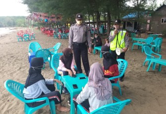 Polsek Tulis Polres Batang gelar operasi yustisi pendisiplinan dan penegakan protokol kesehatan di objek wisata Pantai Songbrong masuk Desa Ujungnegoro Kecamatan Kandeman Kabupaten Batang, Minggu (29/11/2020).