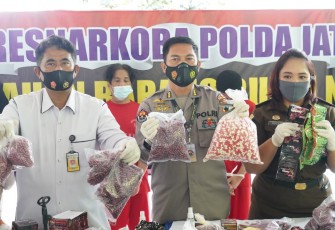 Direktorat Reserse Narkoba (Ditresnarkoba) Polda Jawa Tengah musnahkan 23 ribu jamu tradisional palsu dengan cara dibakar di Krematorium Kedungmundu, Semarang, Senin (30/ 11/2020).